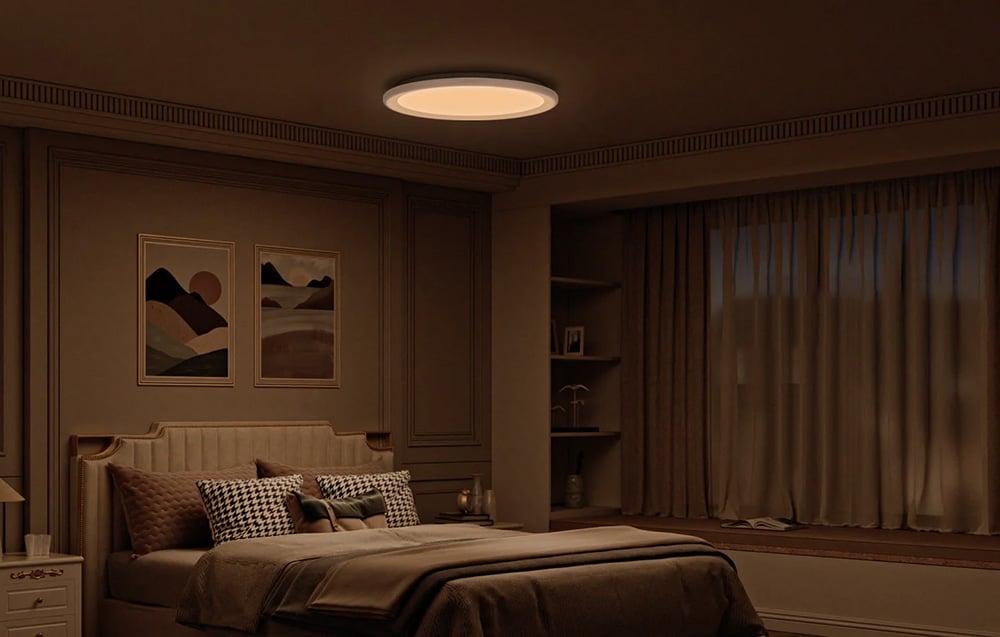 Stropná lampa Yeelight Mars C400 vyžarujúca teplé svetlo v spálni.