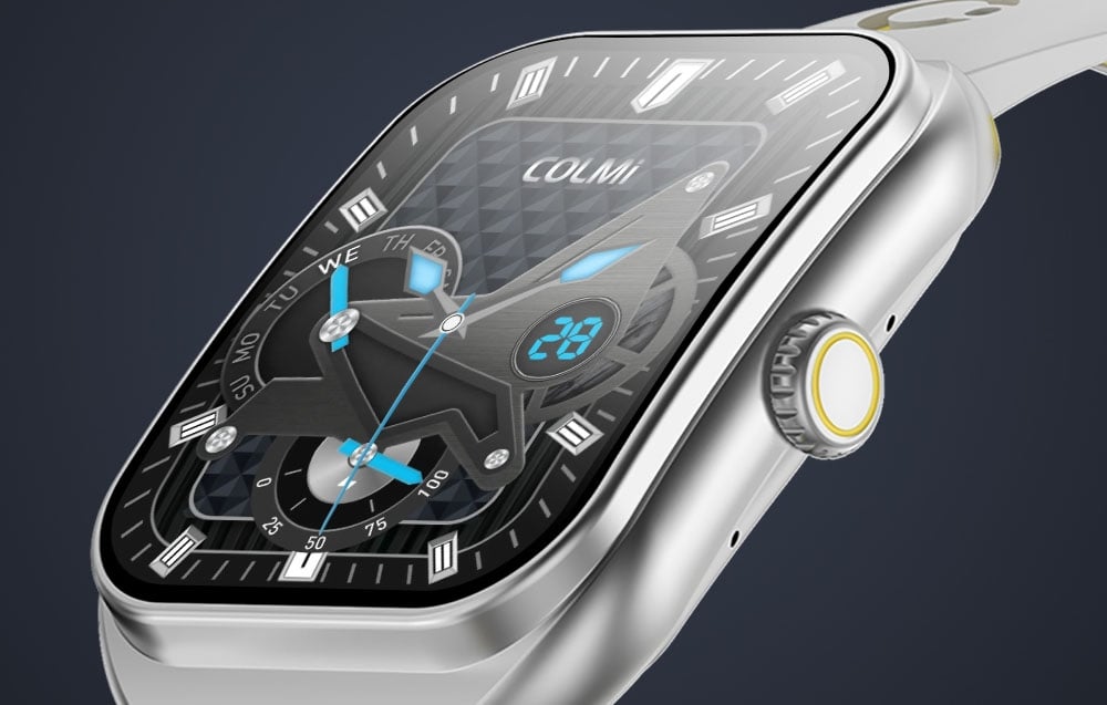 Detailný záber na displej strieborných inteligentných hodiniek.