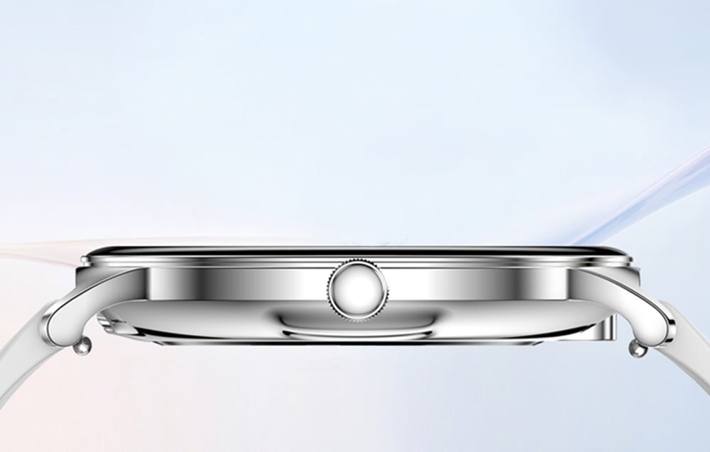 Strieborné inteligentné hodinky s modrým pozadím.