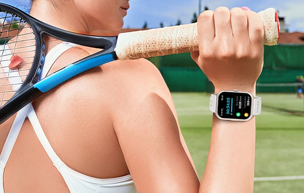 Žena držiaca tenisovú paletu s hodinkami smartwatch na zápästí.