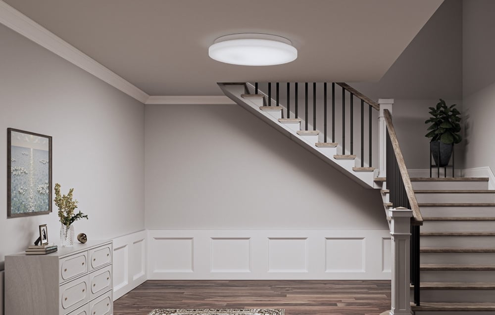 Stropné svietidlo Yeelight MercuryE C260 so snímačom prítomnosti inštalované vo vstupnej hale pri schodisku.