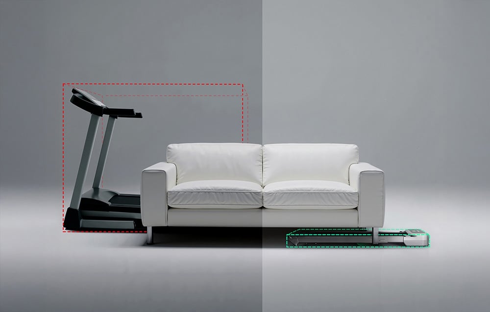 Porovnanie veľkosti rozloženého a zloženého bežeckého pásu vedľa bieleho gauča, označeného červeným a zeleným rámom