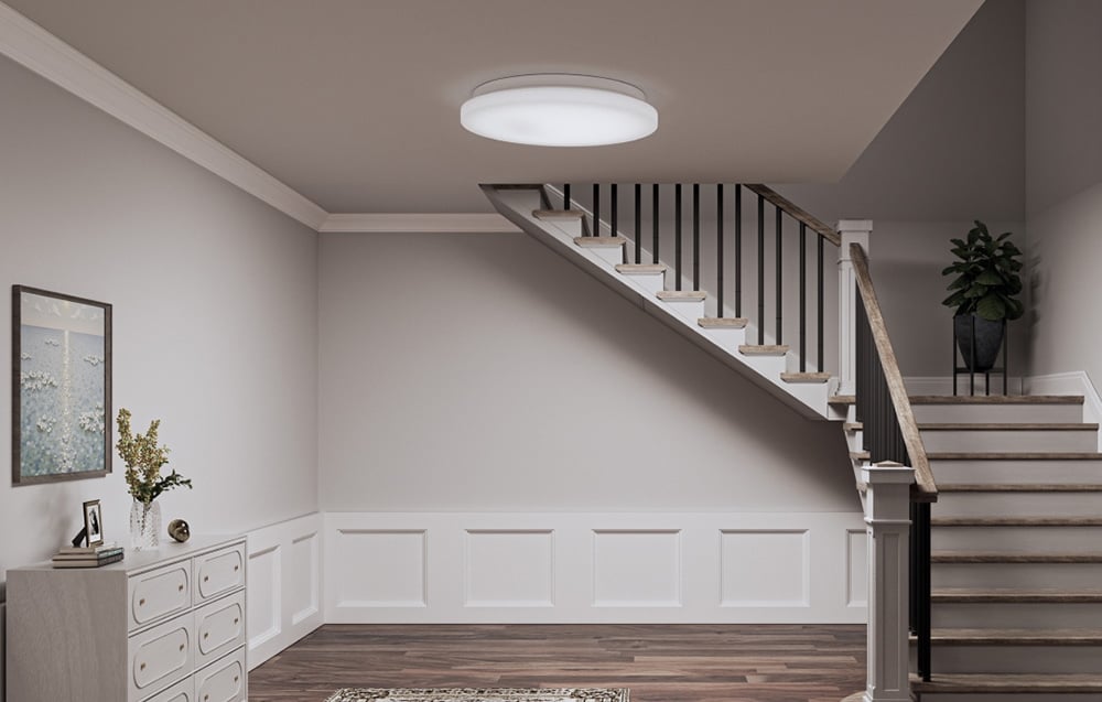 Stropné svietidlo Yeelight MercuryE C300 so snímačom prítomnosti nainštalované vo vstupnej hale pri schodisku.