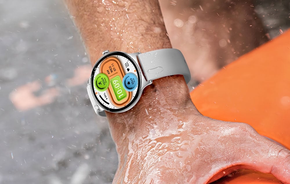 Strieborné inteligentné hodinky na mužskom zápästí.