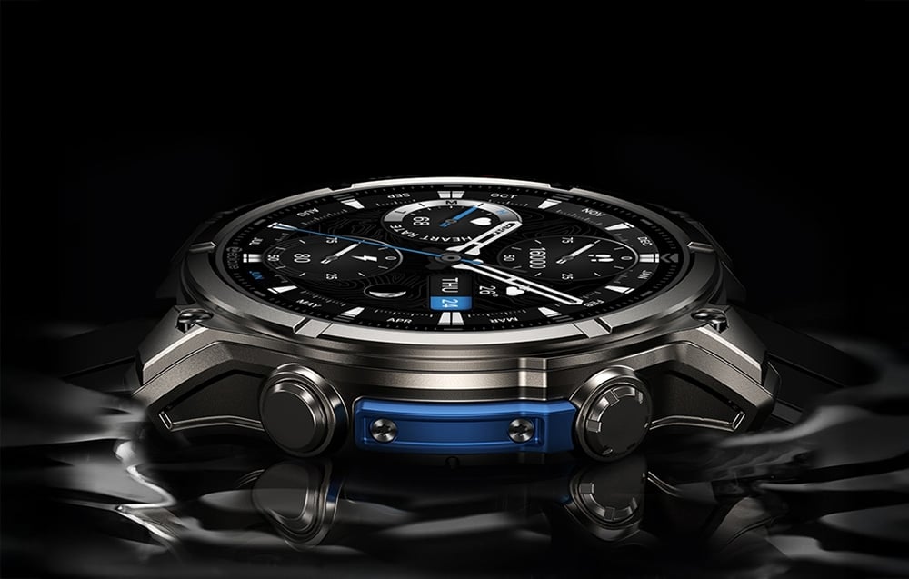 Bočný pohľad na inteligentné hodinky s viditeľnou obálkou, korunkou a modrým prvkom