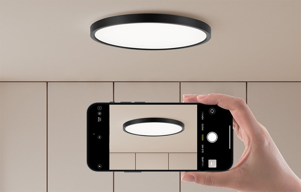 Stropná lampa Yeelight Meteor C230 na béžovom strope, odfotografovaná smartfónom.