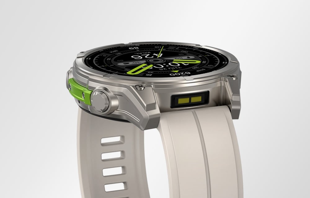 Inteligentné hodinky s kovovým krytom a svetlým remienkom so zelenými indikátormi, bočný pohľad na svetlom pozadí