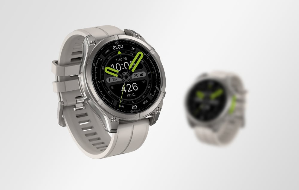 Dvoje inteligentných hodiniek so svetlými pruhmi, jedny ostré v popredí, druhé rozmazané v pozadí