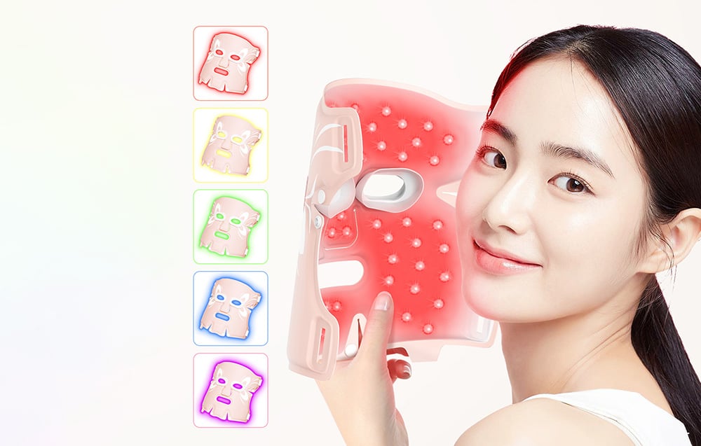 Kobieta trzyma czerwoną maskę LED przy twarzy z kolorowymi ikonami masek po lewej stronie