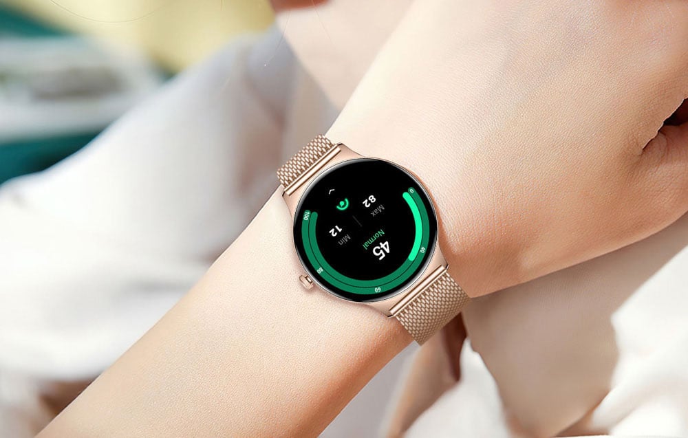 Zlaté inteligentné hodinky na zápästí s počtom krokov na obrazovke.