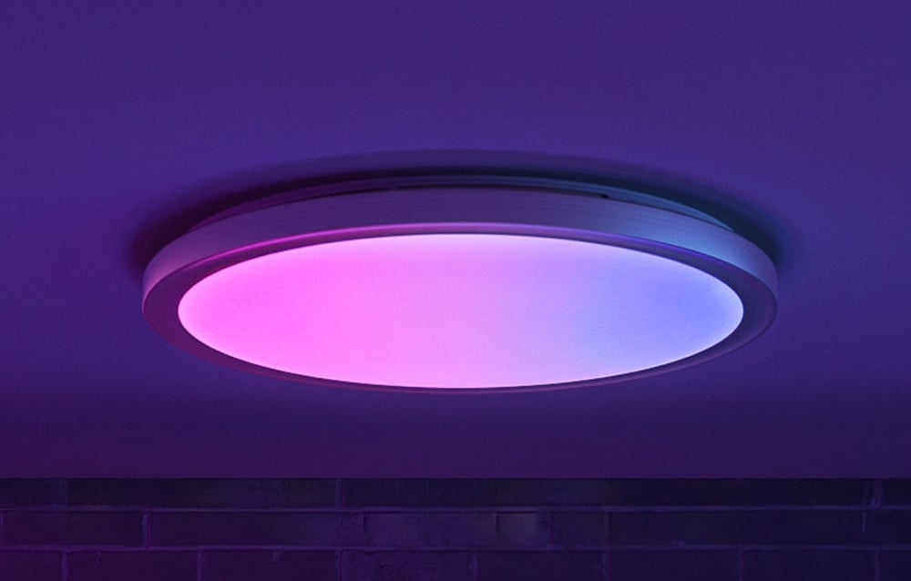 Detailný záber lampy Yeelight Jupiter D C400 vyžarujúcej ružové a modré svetlo.