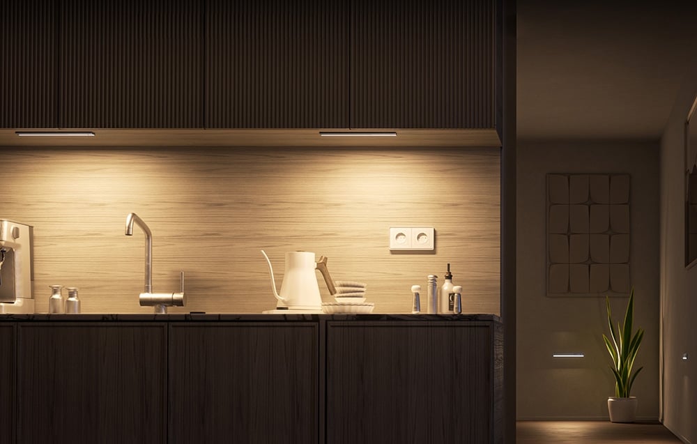 Dve svetlá Yeelight do skrine namontované pod kuchynskými skrinkami osvetľujúce pracovnú dosku.