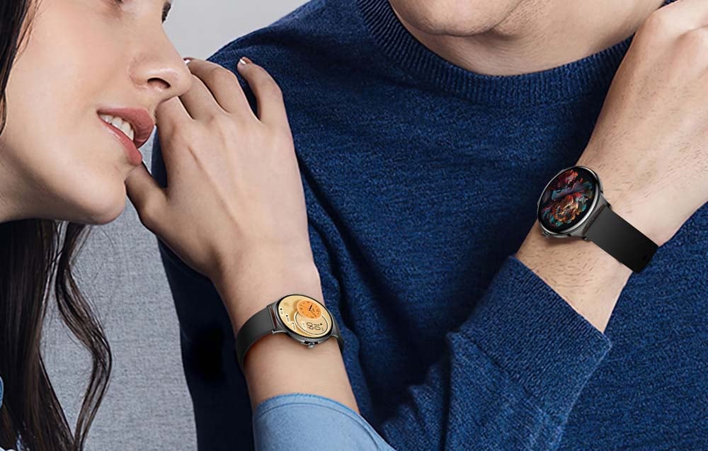 Muž a žena so smart hodinkami na zápästí.