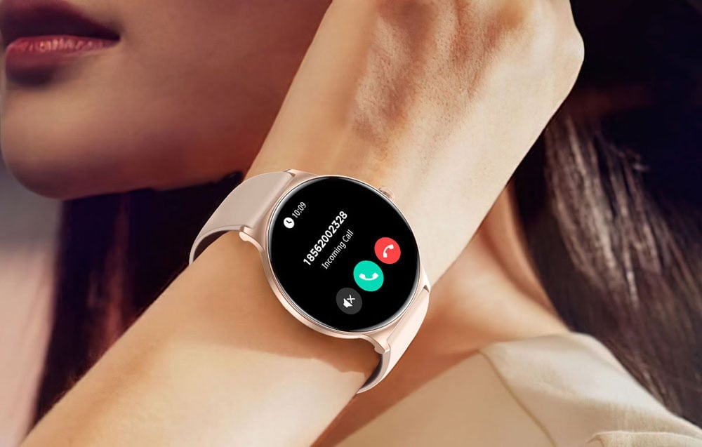 Žena s inteligentnými hodinkami nosenými na zápästí, ktoré zobrazujú prichádzajúci hovor.