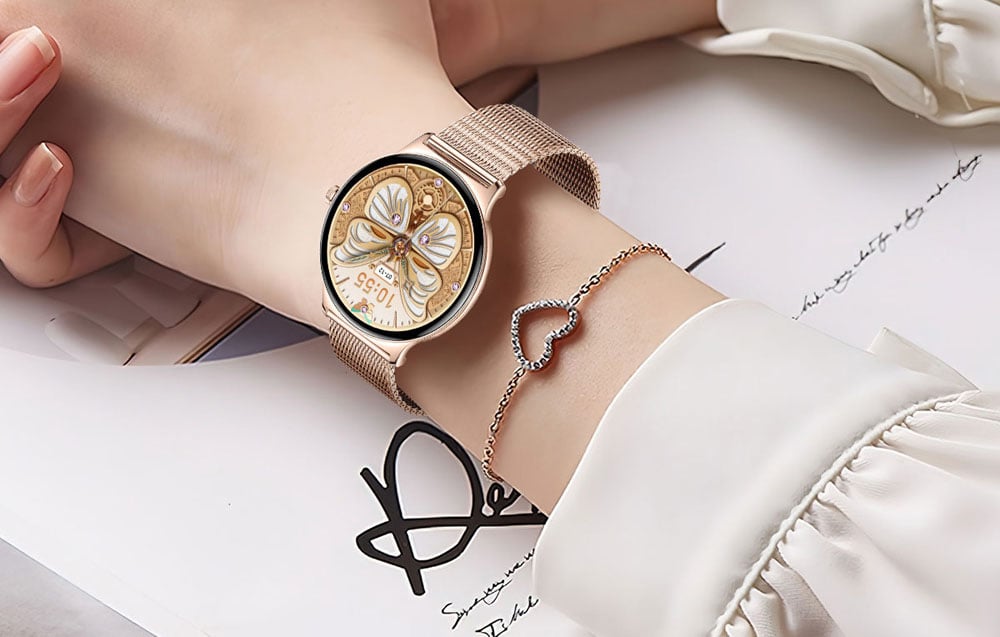 Zlaté inteligentné hodinky s nasadeným zápästím na zápästí ženy.