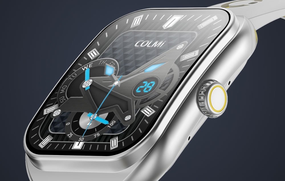 Strieborné inteligentné hodinky na tmavom pozadí.