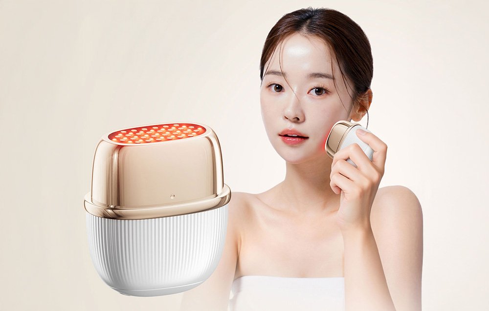 Zdvíhací masážny prístroj na tvár, vedľa žena s masážnym prístrojom v ruke