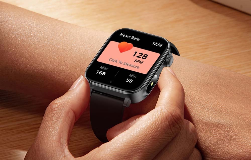 Žena si pomocou inteligentných hodiniek meria srdcovú frekvenciu.