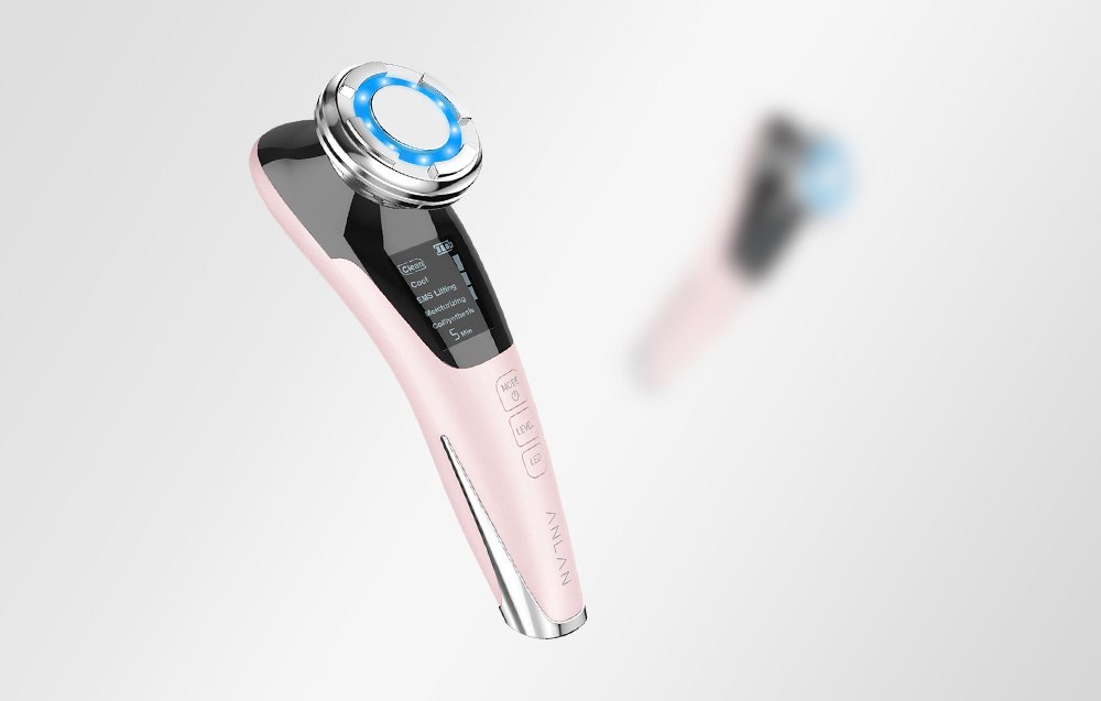 2 ružové masážne prístroje na tvár na svetlom pozadí