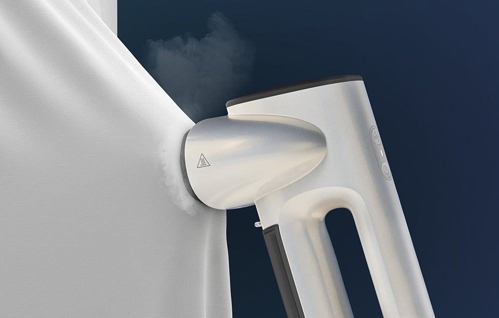 Biely naparovač s dlhou rukoväťou pláva nad bielou látkou na pozadí tmavomodrej oblohy s mrakmi