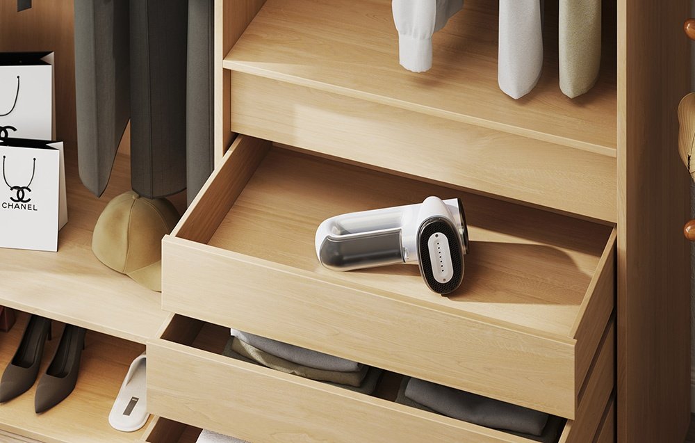 Biely naparovač leží v otvorenej drevenej zásuvke