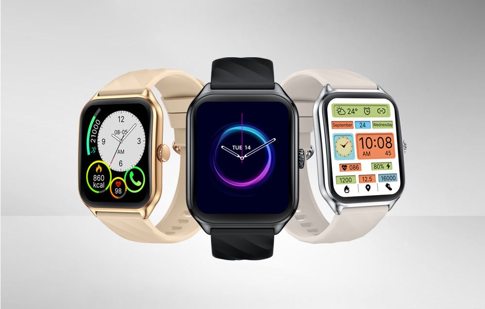 Tri modely smart hodiniek Zeblaze v zlatej, čiernej a striebornej farbe stojace vedľa seba