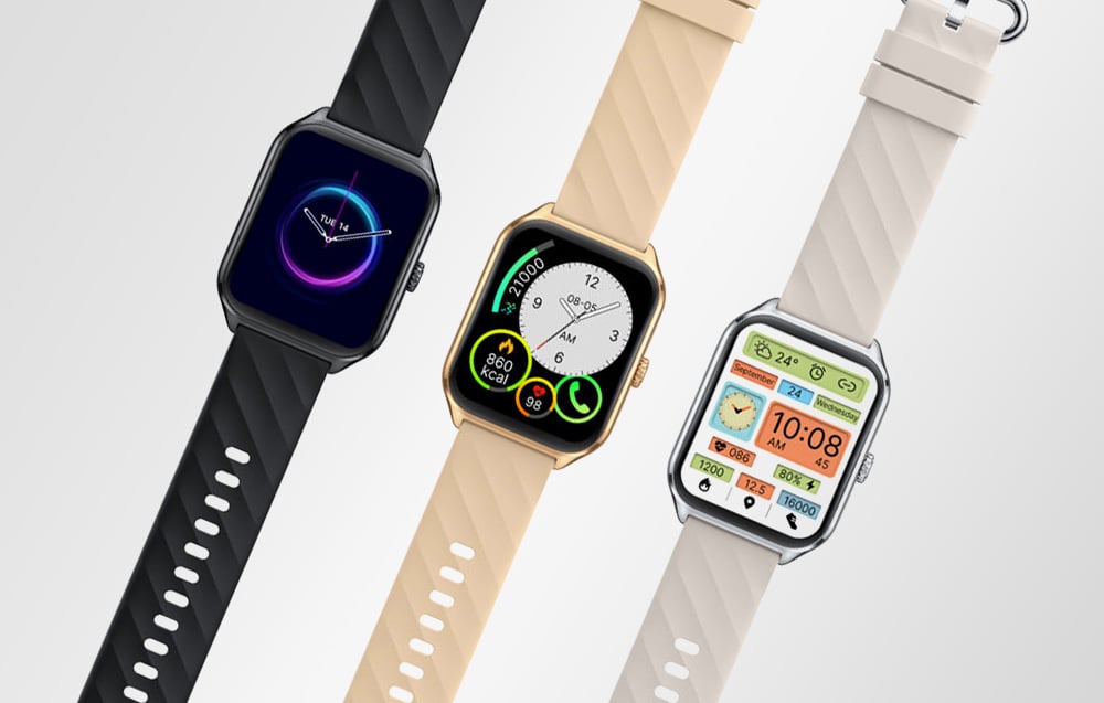 Tri inteligentné hodinky Zeblaze na svetlom pozadí zobrazujúce čas, spálené kalórie, srdcový tep a ďalšie upozornenia