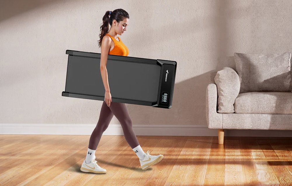 Žena nesúca ľahký a tenký bežecký pás Merach v obývacej izbe