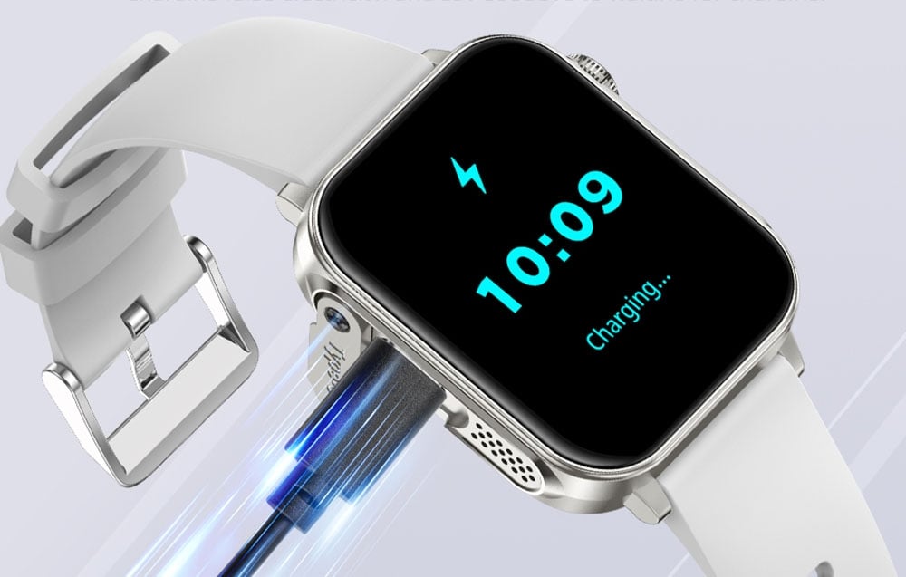 Strieborné smartwatch pripojené k nabíjaniu,