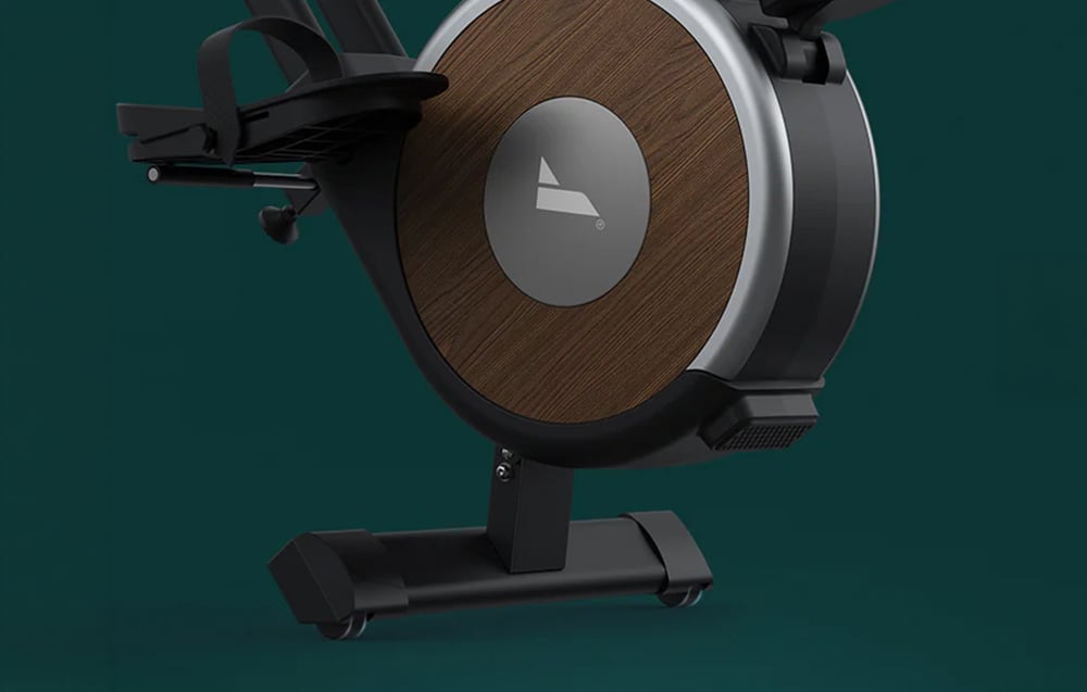 Detail zotrvačníka veslovacieho trenažéra Merach s elegantným dreveným povrchom a transportnými kolieskami