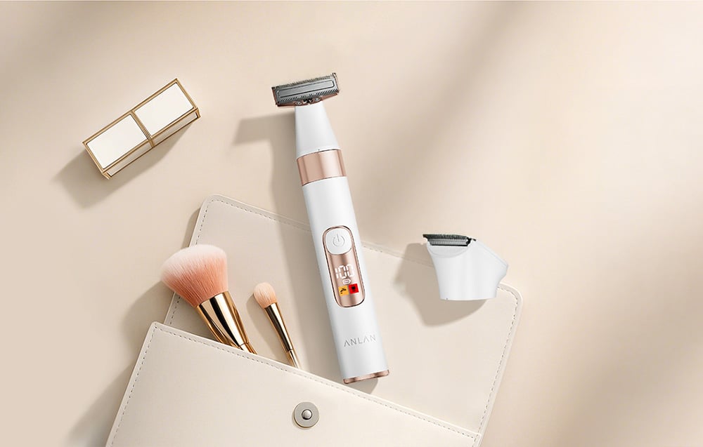 Zastrihávač tela v kozmetickom puzdre vedľa kozmetiky na svetlom pozadí