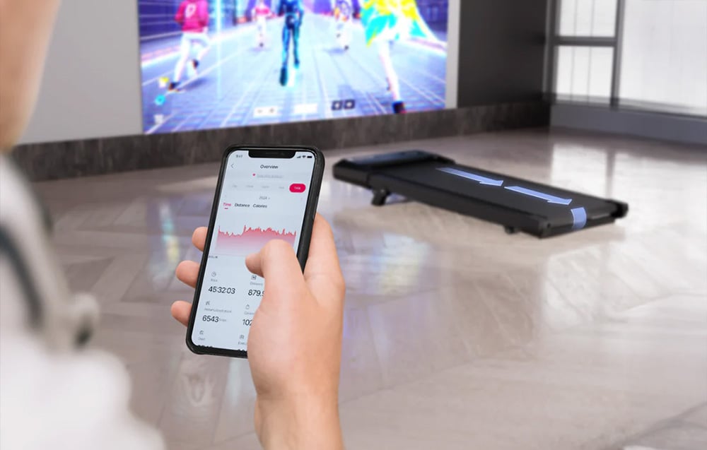 Ruky držia smartfón s fitness aplikáciou zobrazujúcou štatistiky a grafy tréningu