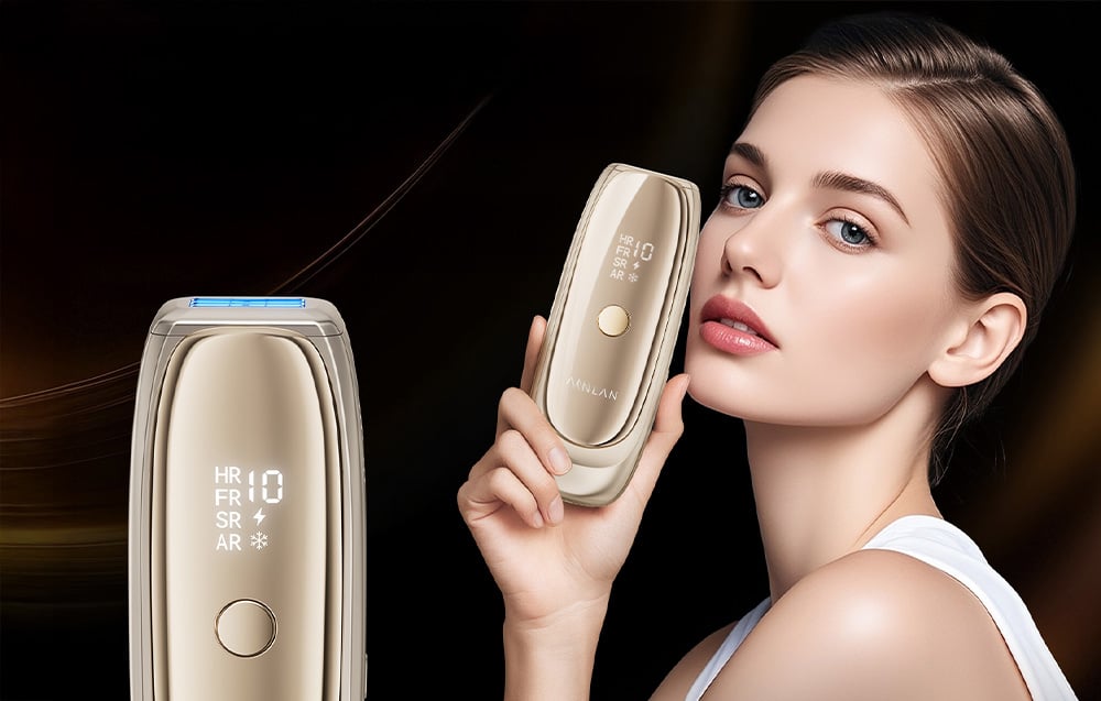 Žena drží v ruke epilátor IPL, vedľa nej druhý epilátor