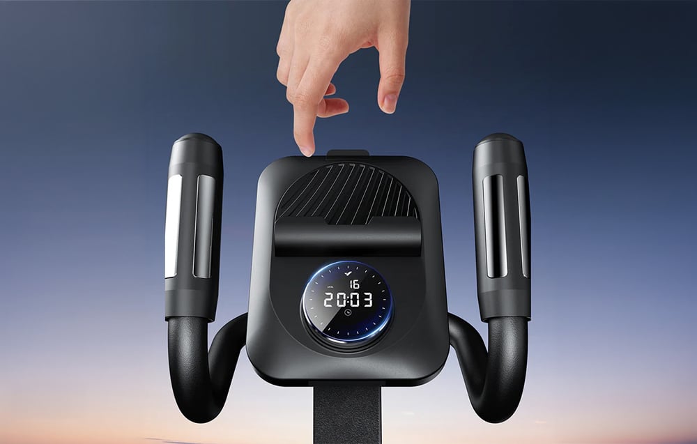 Detail konzoly eliptického trenažéra Merach s držiakom na tablet a digitálnym displejom