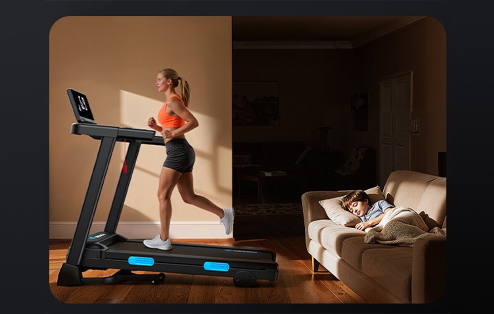 Žena bežiaca na bežeckom páse Merach večer, zatiaľ čo jej dieťa spí na pohovke