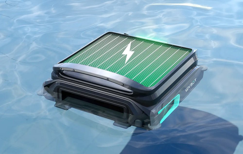 Robot Wybot F1 so solárnym panelom plávajúci na vodnej hladine
