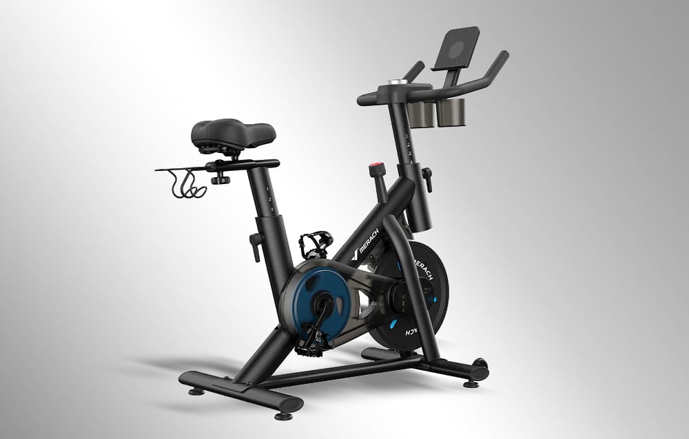 Estetický záber stacionárneho bicykla na bielom pozadí
