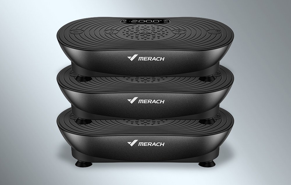 Tri vibračné platformy Merach naskladané na sebe na svetlom pozadí.