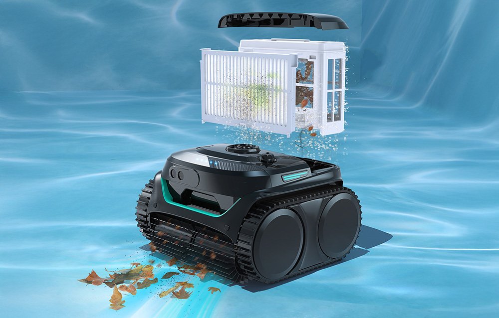 Čierny robot na čistenie bazénov s tyrkysovými akcentmi na dne bazénu s otvoreným bielym filtrom plným nazbieraných nečistôt plávajúcich nad zariadením