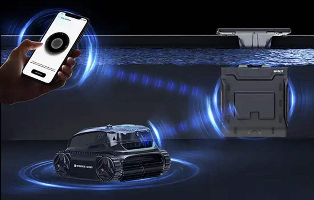 Bazénový robot ovládaný smartfónom s aplikáciou v ruke používateľa