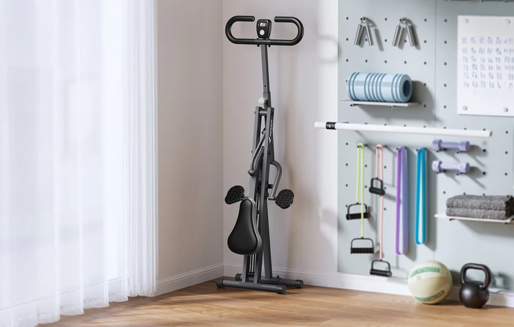 Stroj Merach Squat Machine zložený a umiestnený vertikálne v domácej posilňovni.