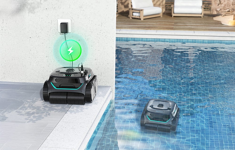 Dva čierne roboty na čistenie bazénov s tyrkysovými akcentmi, jeden sa nabíja na okraji bazénu s ikonou zeleného blesku, druhý čistí dno bazénu