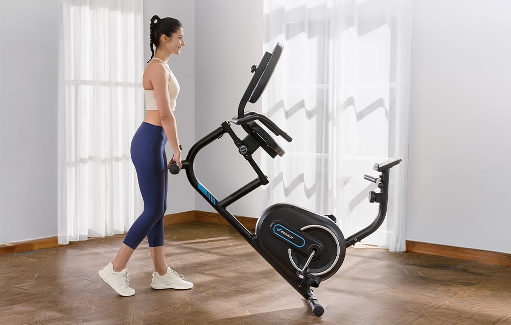 Žena efektívne presúvajúca ležatý bicykel na kolieskach
