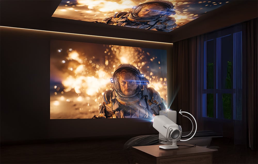 Projektor umiestnený na stole premieta film s astronautom súčasne na stenu a strop v tmavej miestnosti