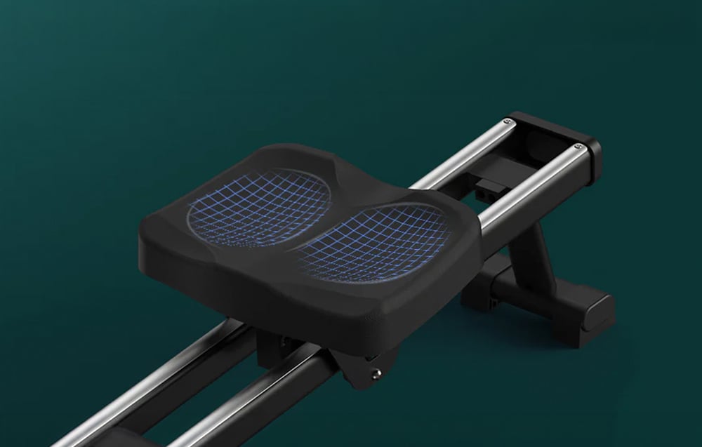 Detail ergonomického sedadla veslovacieho trenažéra Merach s dvojitými polstrovanými zónami na koľajniciach