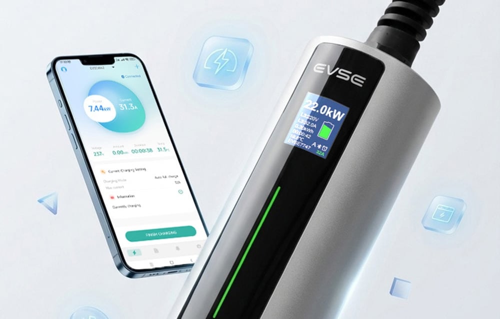 Smartfón s otvorenou aplikáciou a nabíjačka elektromobilov na svetlom pozadí