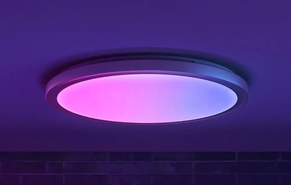 Detailný záber lampy Yeelight Jupiter D C500 vyžarujúcej ružové a modré svetlo.