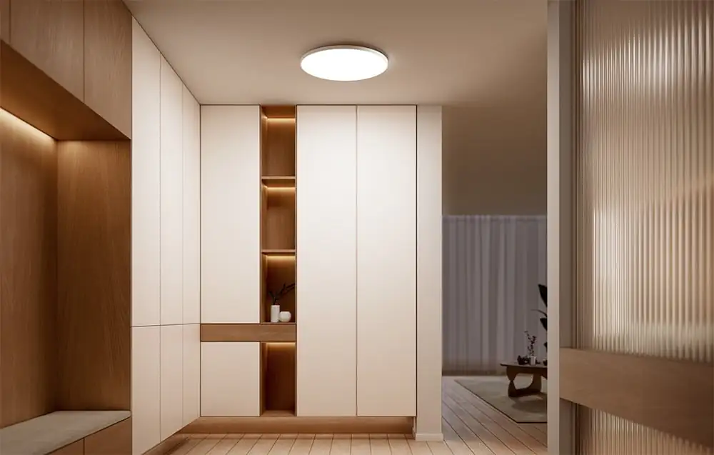 Chodba so šatníkovými skriňami a zapnutým inteligentným stropným svietidlom Yeelight Mercury C300.