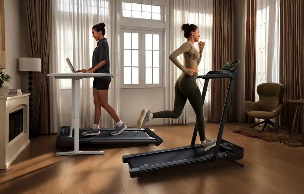 Dve ženy v obývacej izbe, jedna pracuje za stolom s bežeckým pásom, druhá beží na stacionárnom bežeckom páse