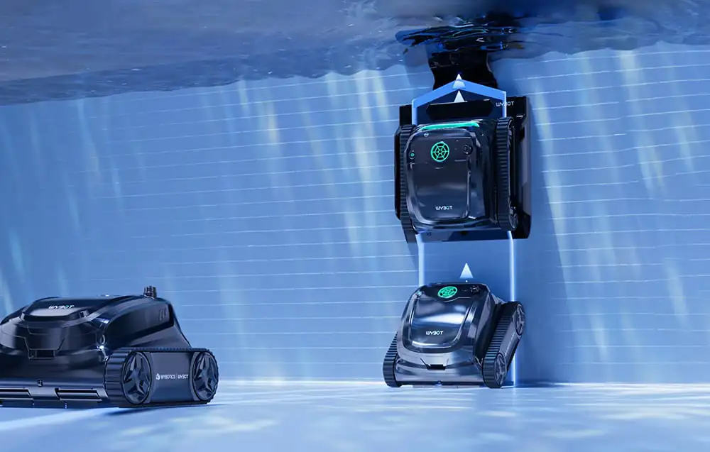 Robot na čistenie bazéna priťahujúci sa k dokovacej stanici zavesenej na stene